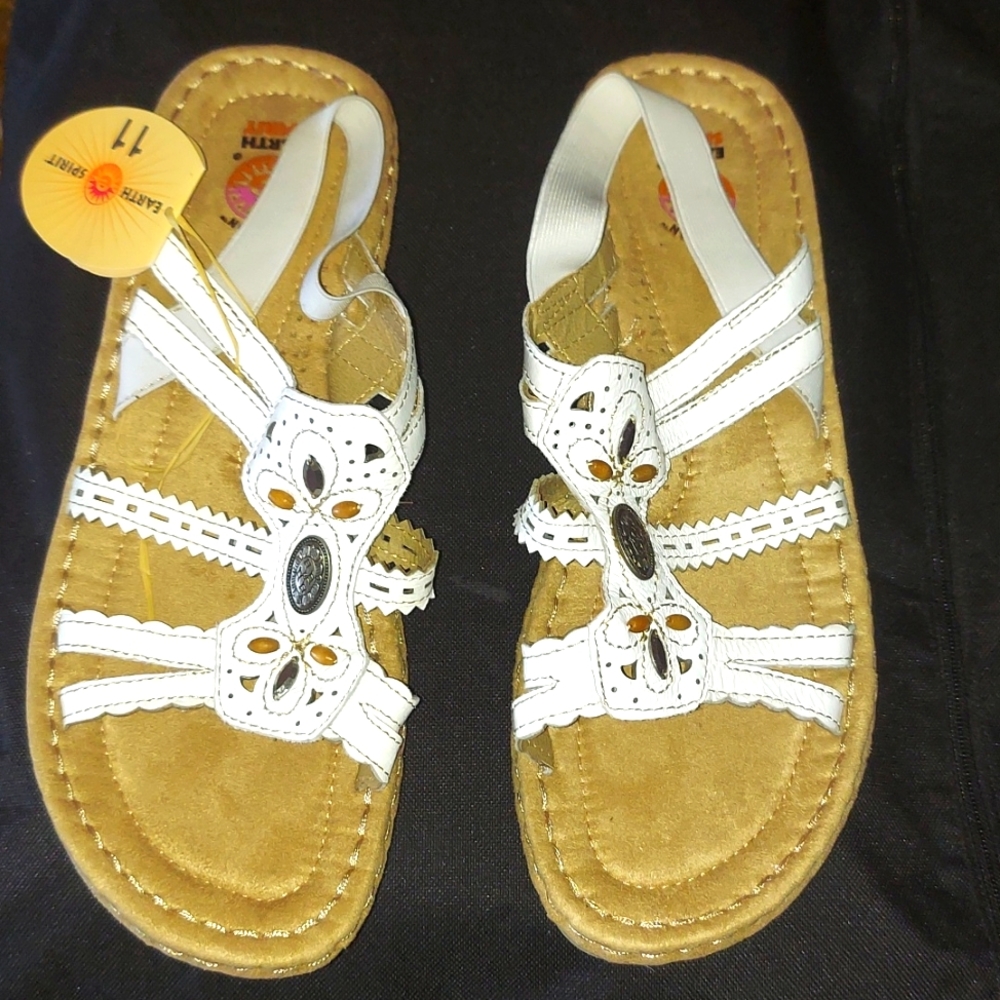 Size 11 Women's Earth Spirit Comfy White Sandals wedge with beadings